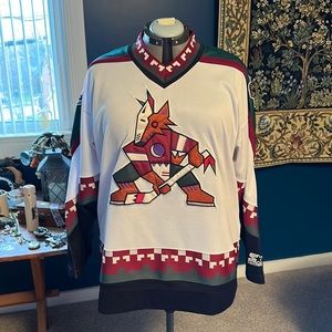 Starter Phoenix Coyotes Hockey Jersey in XL.